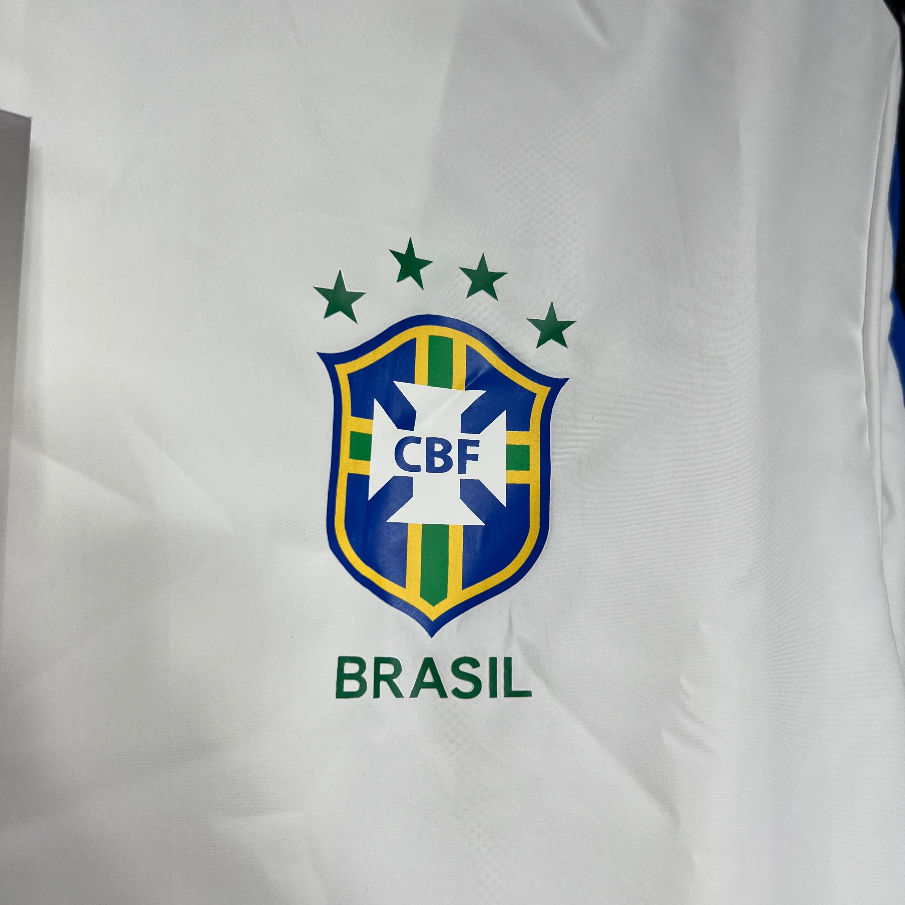 BAJO ENCARGO BRASIL CORTAVIENTOS RETRO 1994 BLANCA