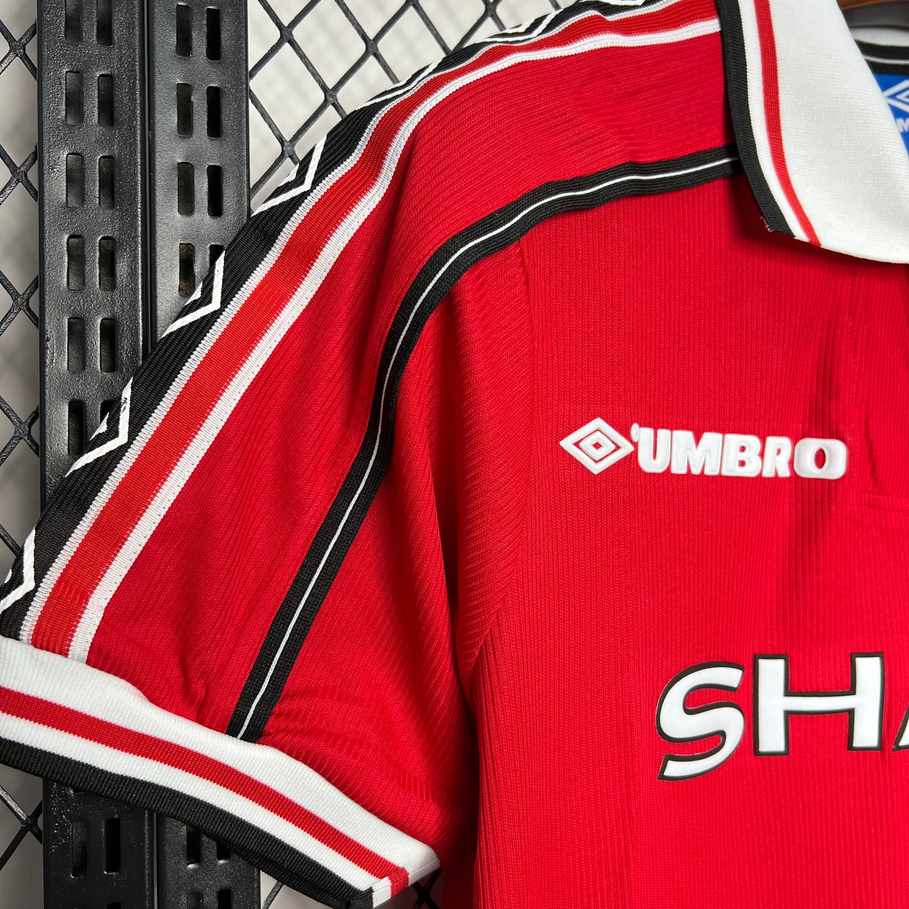 BAJO ENCARGO MANCHESTER UNITED LOCAL RETRO 1998/99 VERSIÓN FAN