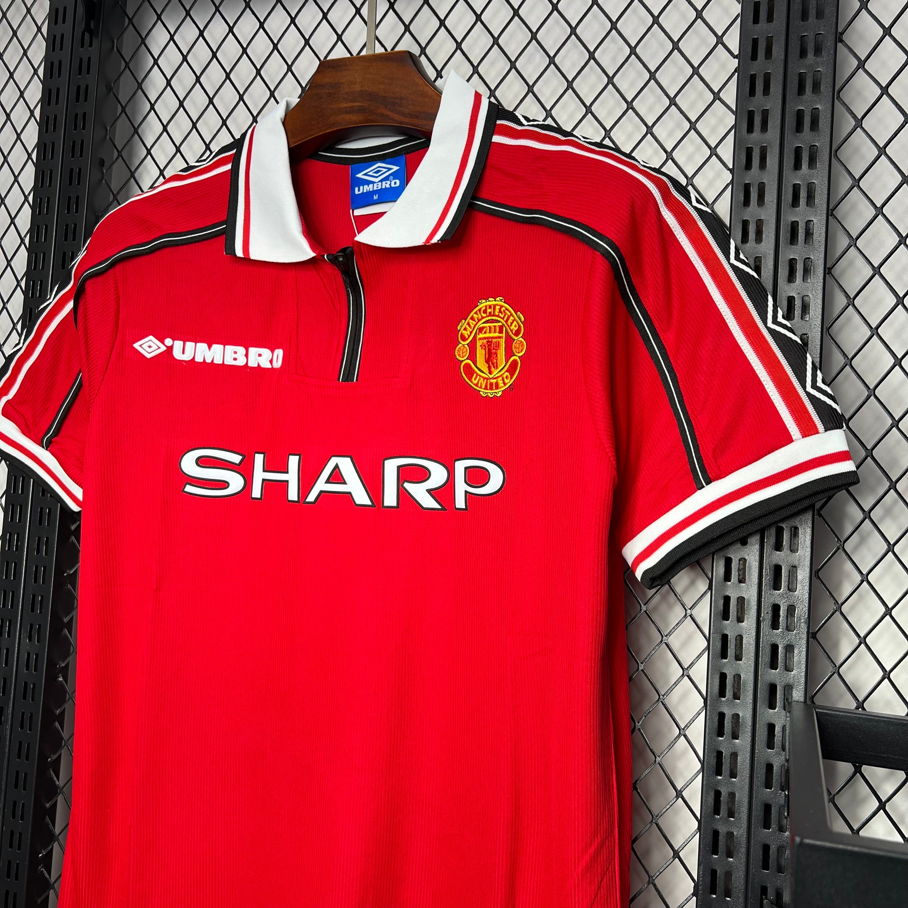 BAJO ENCARGO MANCHESTER UNITED LOCAL RETRO 1998/99 VERSIÓN FAN