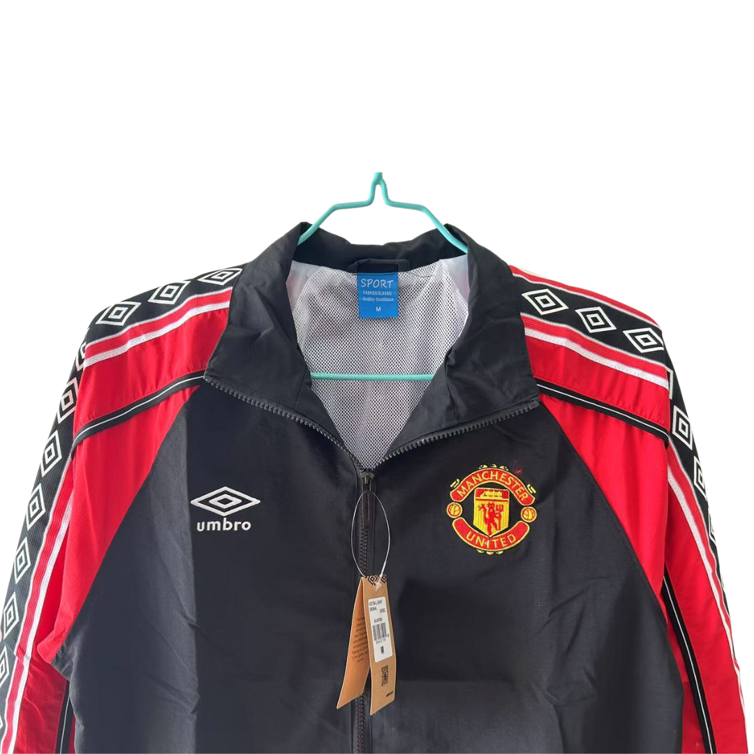 BAJO ENCARGO CHAQUETA MANCHESTER UNITED ROMPEVIENTOS