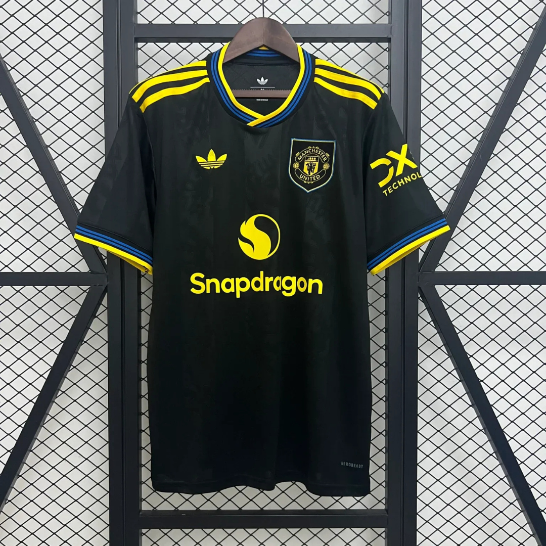 BAJO ENCARGO MANCHESTER UNITED TERCERA 2025 VERSION FAN