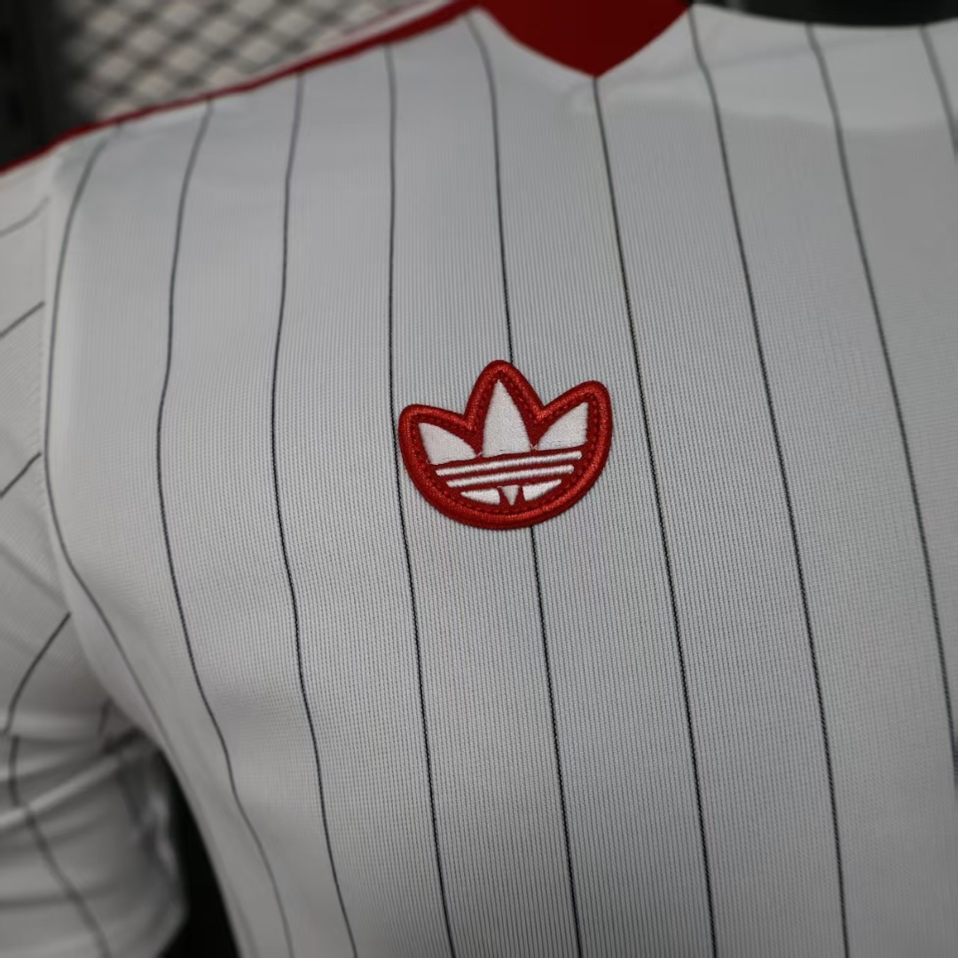 ENTREGA INMEDIATA MANCHESTER UNITED TERRACE ICON VERSION FAN